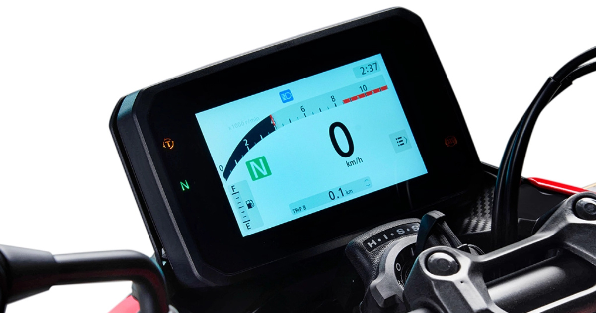 Descubra como a nova Honda CB 500 Hornet retorna ao Brasil com motor potente, painel TFT moderno e conectividade inédita. Veja as novidades. Foto: Divulgação honda