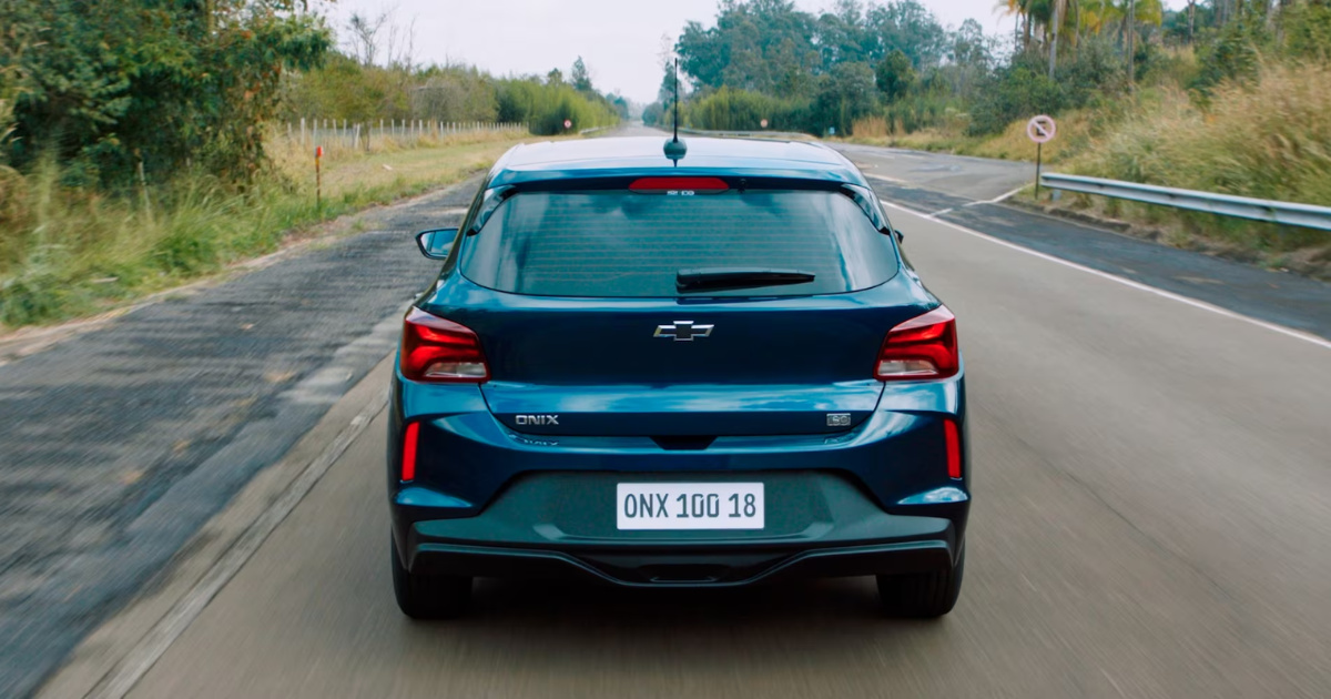 Edição especial Chevrolet Onix 100 anos chega ao Brasil com visual exclusivo, motor 1.0, autonomia de até 16,9 km/l e apenas 1.000 unidades. (Foto: Divulgação/Chevrolet)