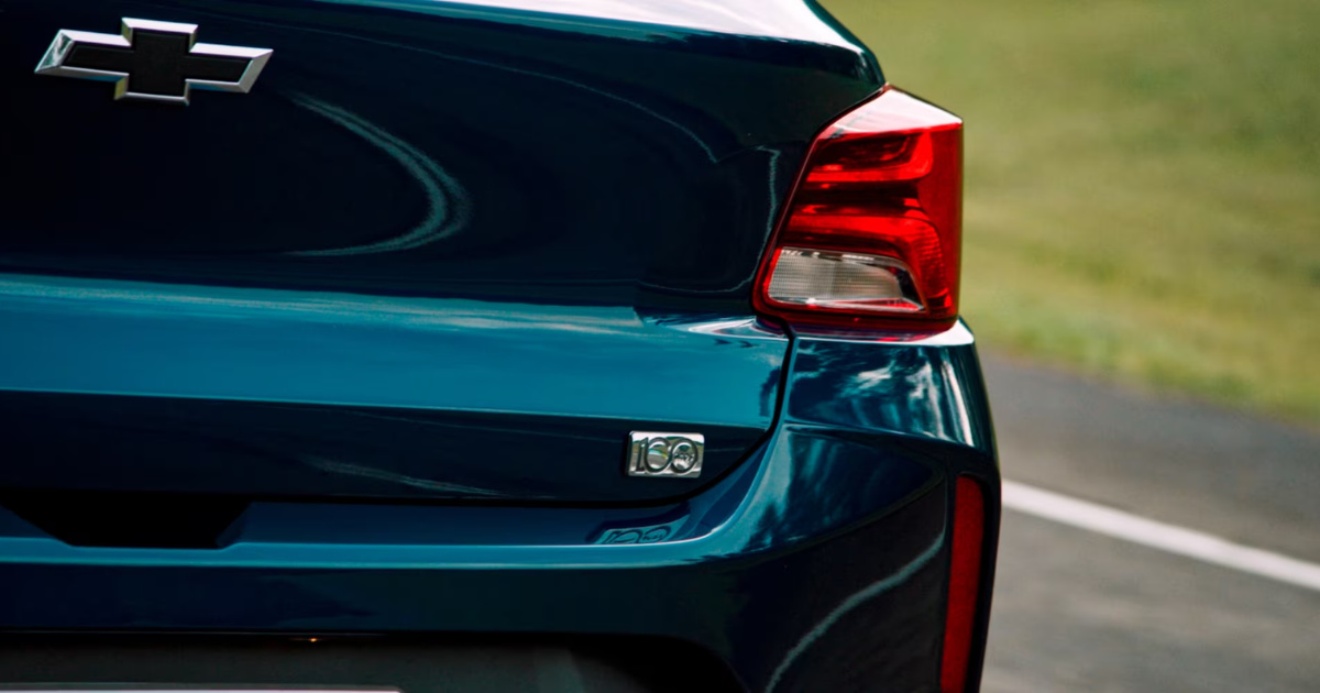 Edição especial Chevrolet Onix 100 anos chega ao Brasil com visual exclusivo, motor 1.0, autonomia de até 16,9 km/l e apenas 1.000 unidades. (Foto: Divulgação/Chevrolet)