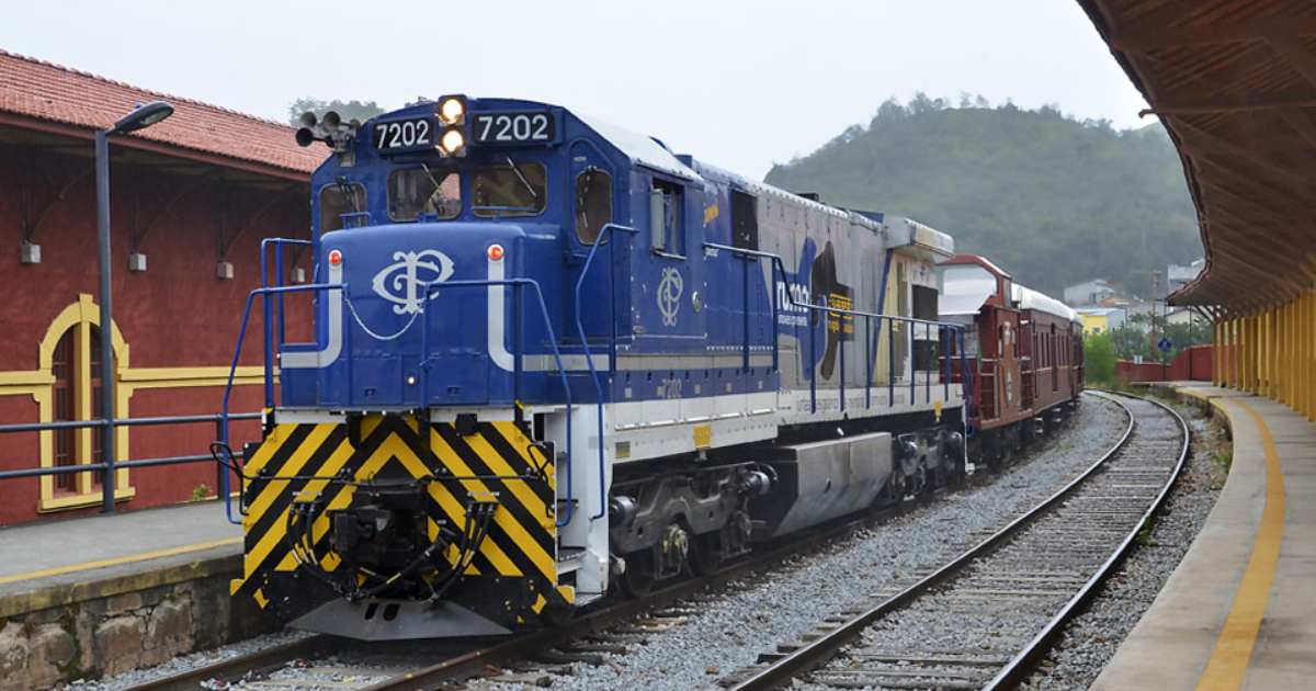 Explore viagens sobre trilhos no Brasil com maria-fumaça histórica, passeios por vinícolas, túneis na mata e roteiros ferroviários imperdíveis. (Foto: abpfsuldeminas)