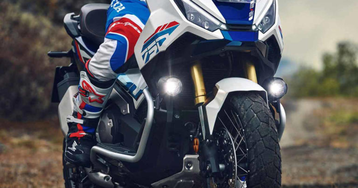 Conheça o Honda X-ADV 2026, scooter aventureiro com novas cores, transmissão DCT, painel TFT e carenagem sustentável de bioplástico. (Foto: Honda)