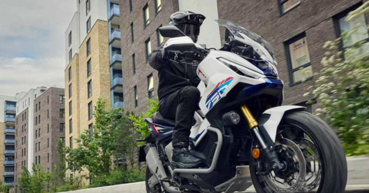 Conheça o Honda X-ADV 2026, scooter aventureiro com novas cores, transmissão DCT, painel TFT e carenagem sustentável de bioplástico. (Foto: Honda)