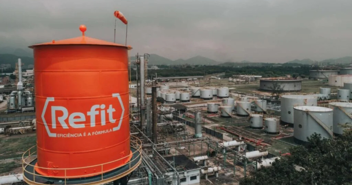 Gasolina de nafta ganha espaço no Brasil e desafia grandes distribuidoras e Petrobras com preços competitivos e vantagens fiscais. Saiba mais.(Foto: Divulgação/Refit)