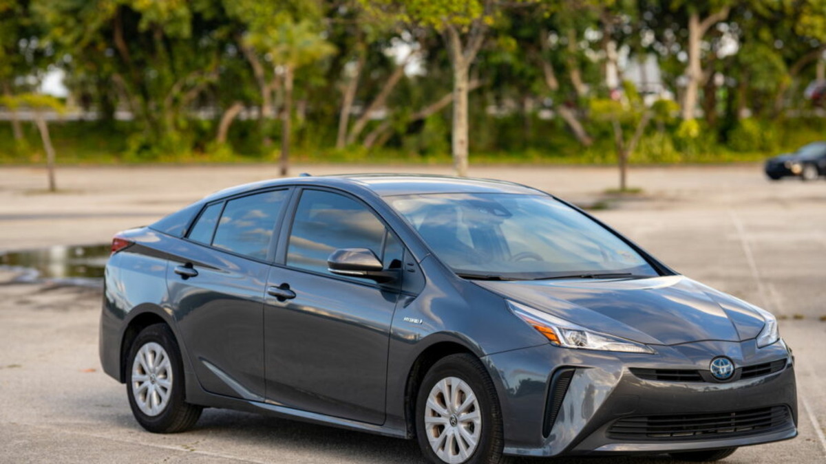 Veja os carros mais econômicos para comprar em 2025. Conheça elétricos, híbridos e modelos disponíveis no Brasil que oferecem menor consumo e mais eficiência.
