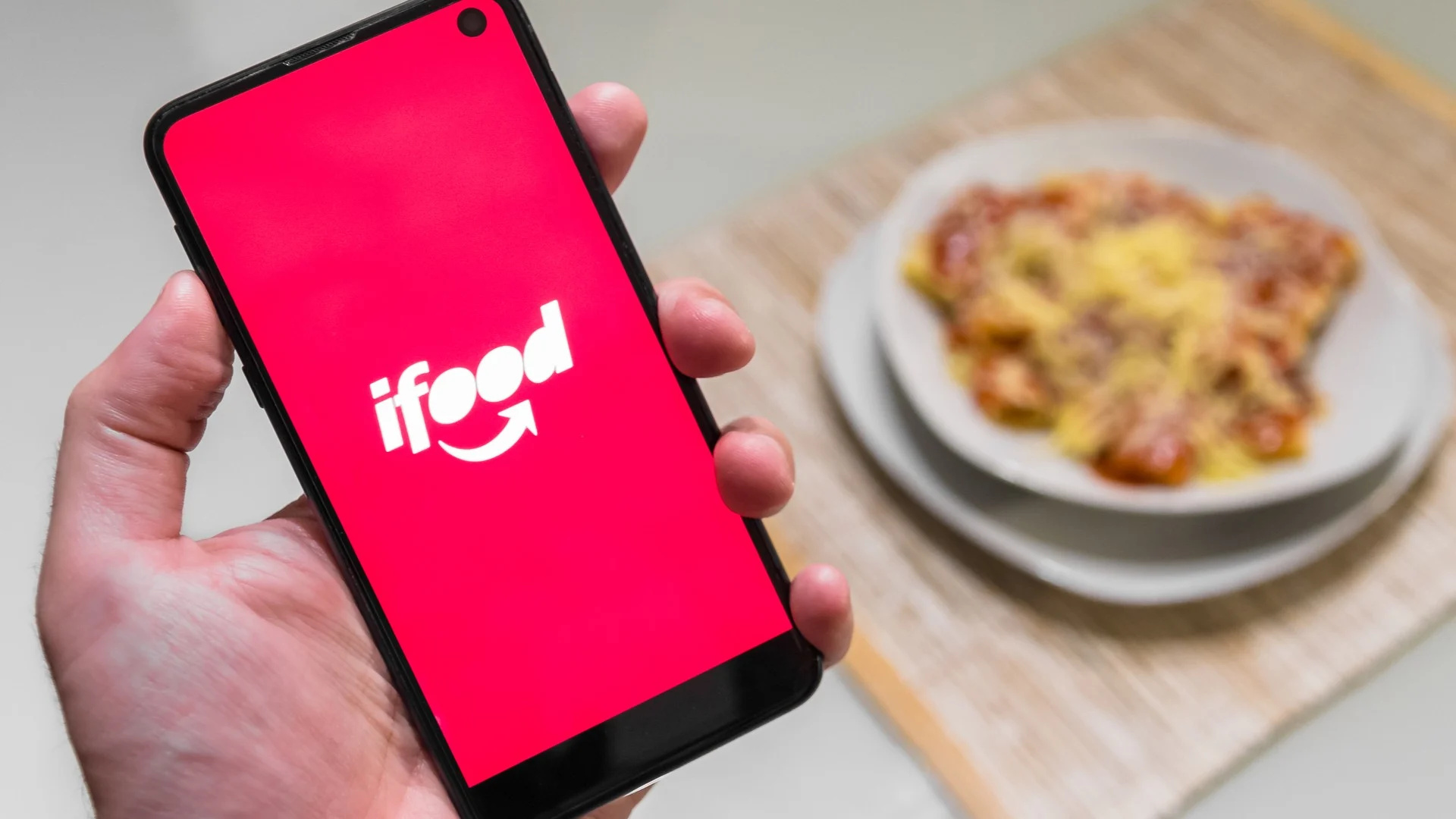 Entenda sobre o investimento bilionário do iFood que foca em tecnologia e IA visando visa impulsionar restaurantes e entregadores.