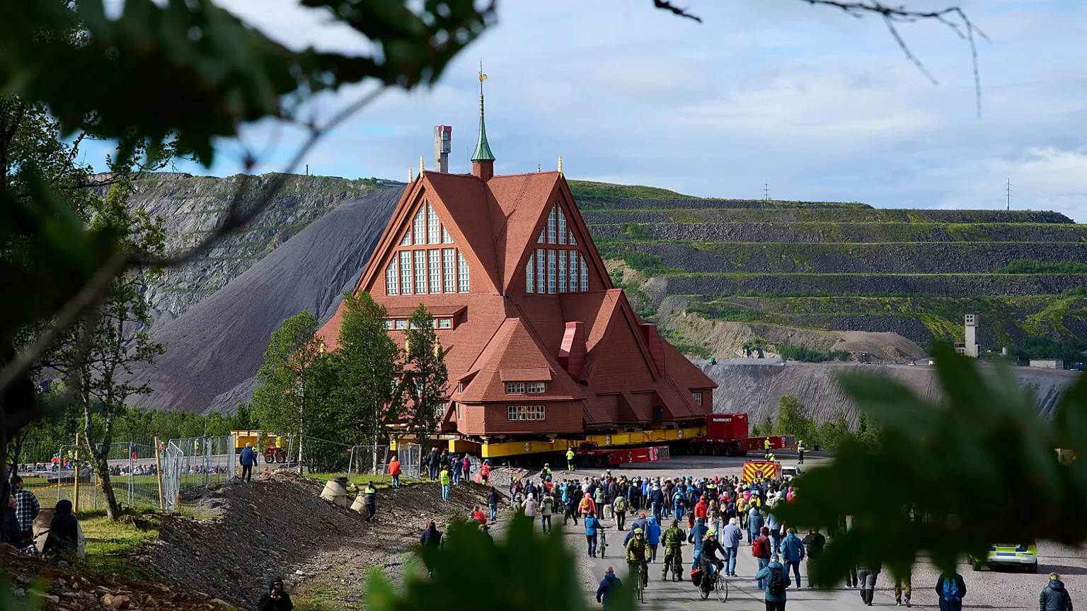 A igreja luterana de madeira de Kiruna, inaugurada em 1912, foi transportada com macacos hidráulicos em uma operação de R$ 285 milhões.