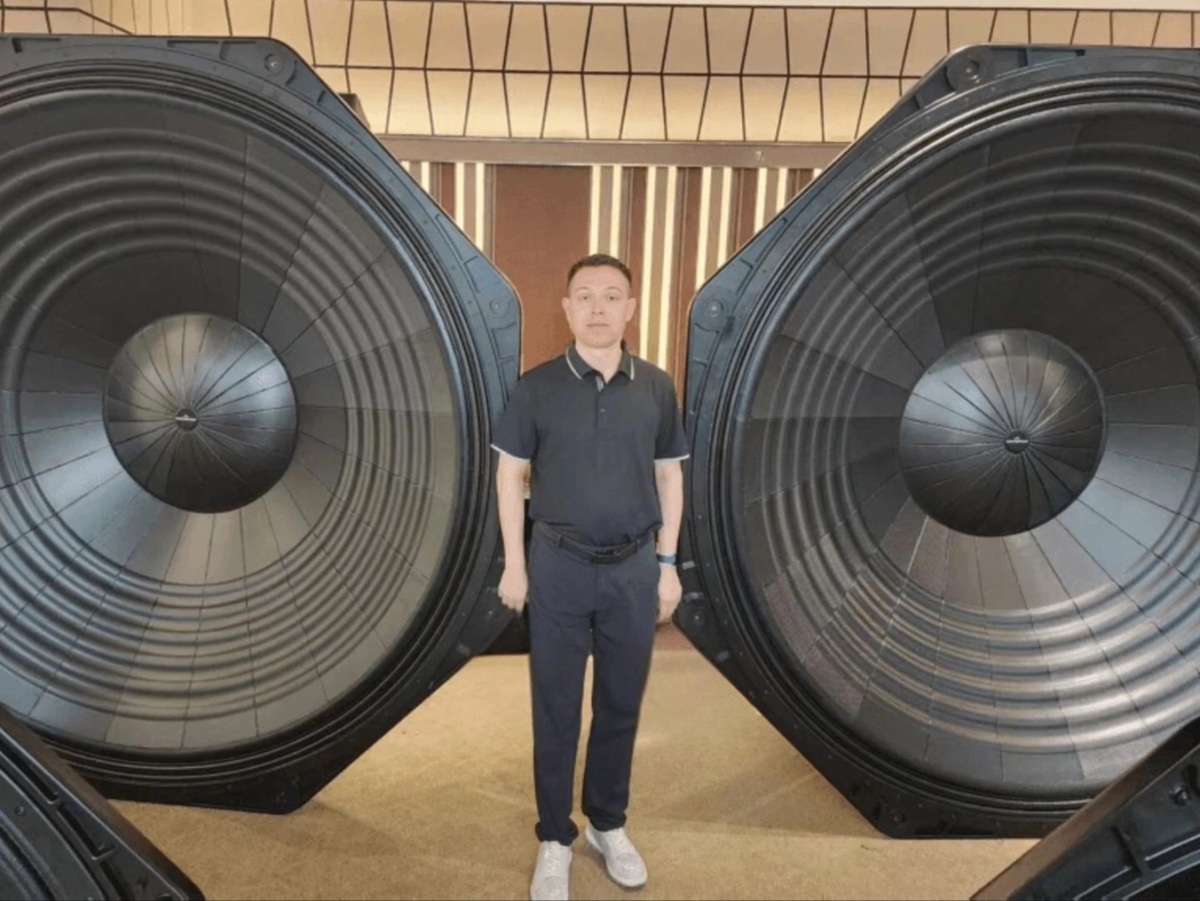 A Ascendo Immersive Audio deu à luz um monstro absoluto no formato do subwoofer 100 Sub Pro Passive Infrasonic Sealed, que mede 100 polegadas de largura e hospeda uma bobina de voz de 21 polegadasÁudio Imersivo Ascendo