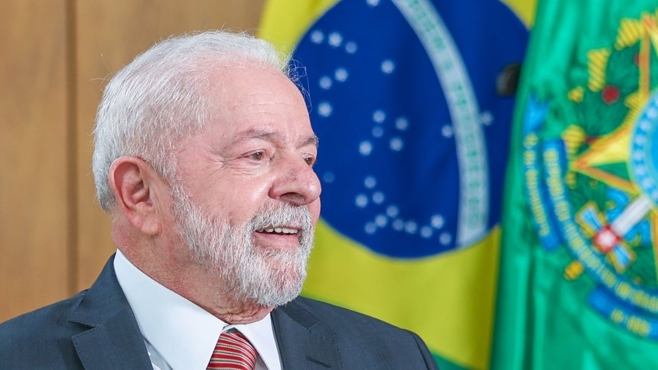 Lula anuncia envio ao Congresso de projeto de lei para regulamentar redes sociais de crianças e adolescentes.