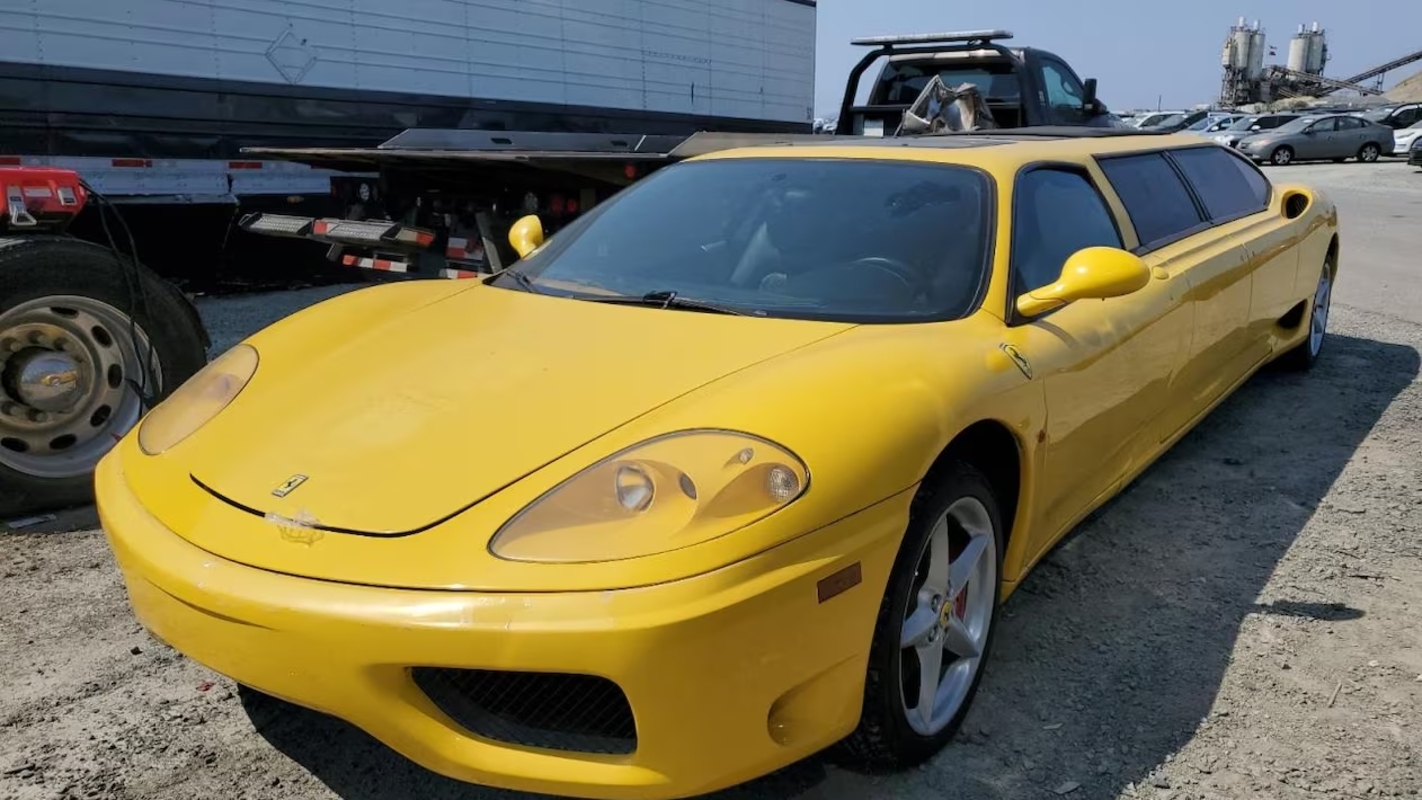 Transformada em uma bizarra limusine, uma Ferrari 360 Modena 2003 está encalhada em um leilão. Entenda a história!