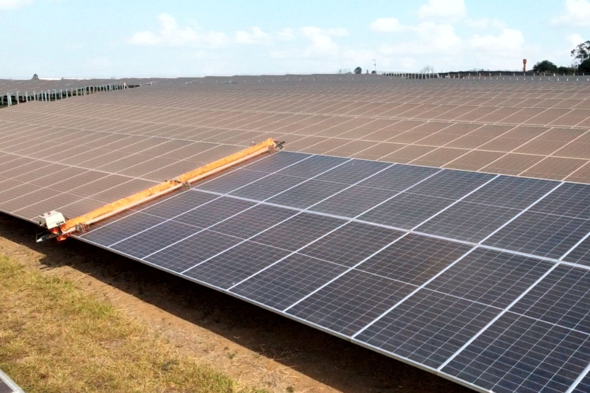 Entenda neste texto por que a limpeza solar é essencial e como a sujidade em módulos compromete a eficiência. Veja estratégias de manutenção.