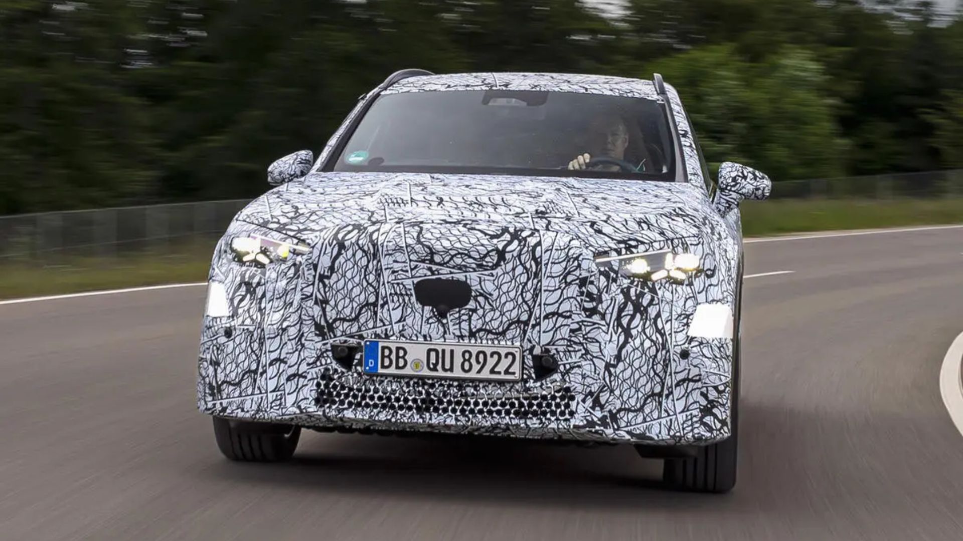 Três novos carros da Mercedes lado a lado em pista moderna, representando lançamentos elétricos, híbridos e a combustão para 2026.