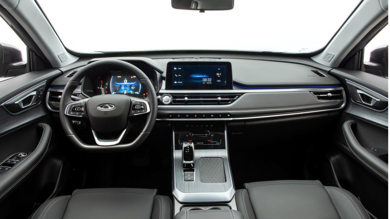 O novo Tiggo 5X já roda em testes no Brasil com forte camuflagem e lançamento previsto para 2026. SUV compacto terá design atualizado, interior tecnológico e opções híbridas. Fonte: Caoa Chery