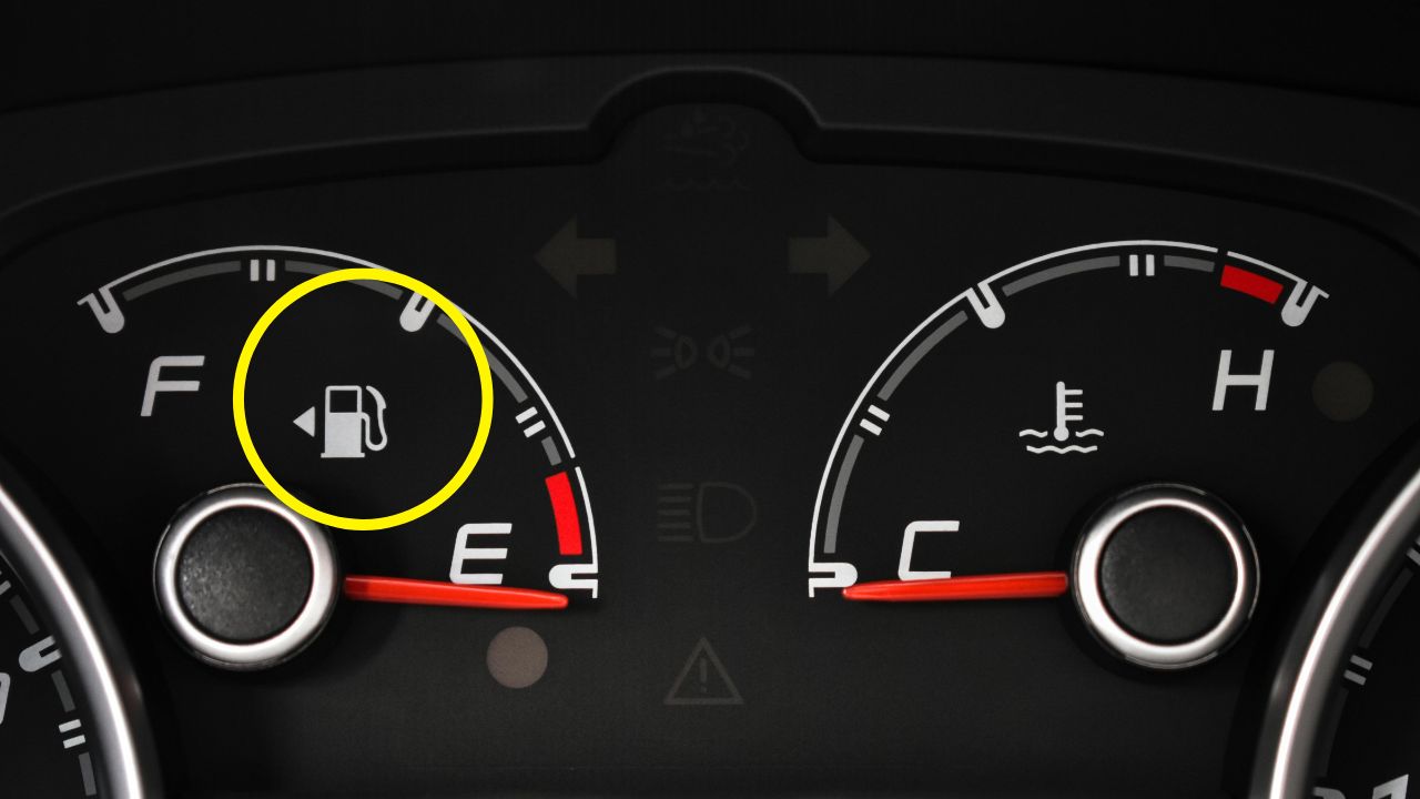 Quer saber onde fica o tanque de gasolina do carro sem sair do veículo? Confira truques simples e dicas práticas para nunca errar o lado na hora de abastecer.