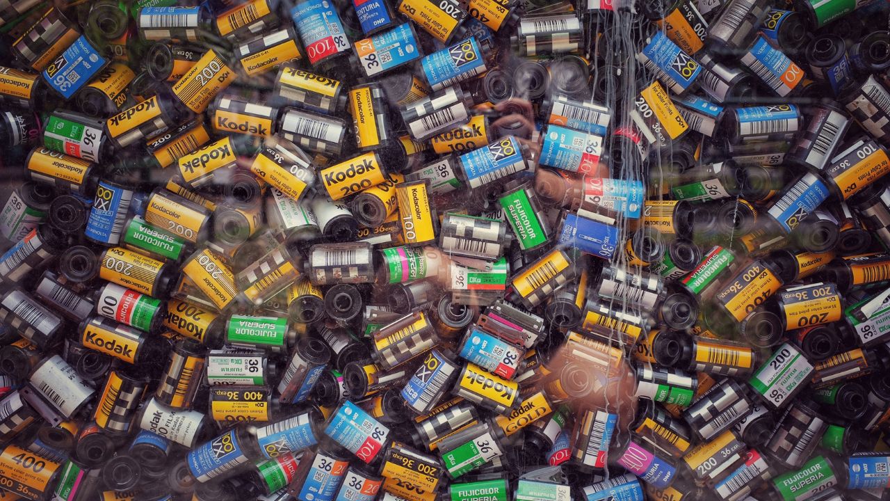 A Kodak, ícone da fotografia, alerta investidores sobre risco de falência. Com dívida de US$ 500 milhões, empresa suspende plano de pensão e enfrenta queda nas ações.