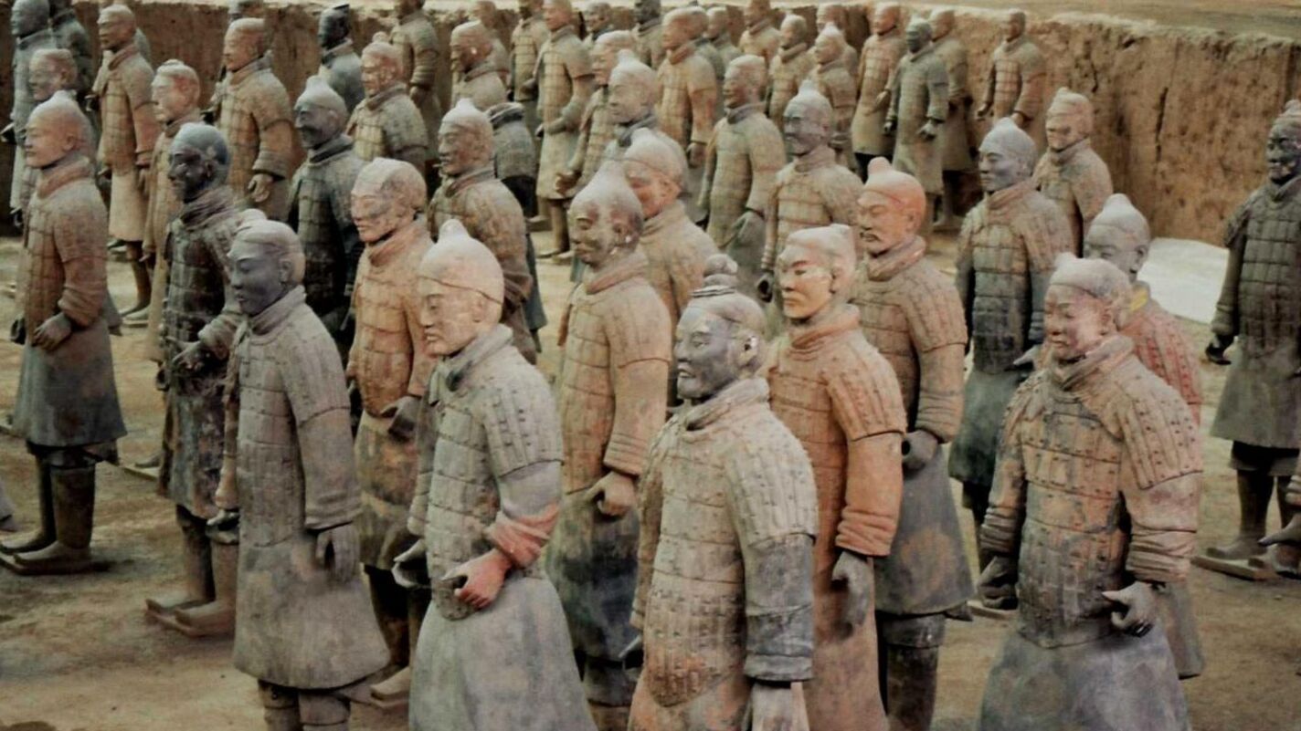 Arqueólogos chineses fizeram uma descoberta histórica ao encontrar mais de 100 soldados de terracota em uma escavação perto de Xi'an!