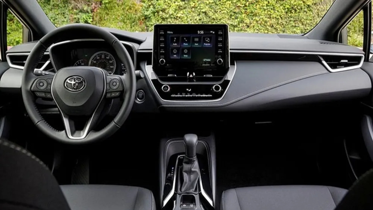 Com reputação consolidada e alto valor de revenda, o Toyota Corolla 2.0 flex usado combina robustez, conforto e tecnologia, oferecendo preços competitivos no mercado de carros usados, inclusive abaixo de modelos zero quilômetro como o Yaris. Fonte: Autoesporte