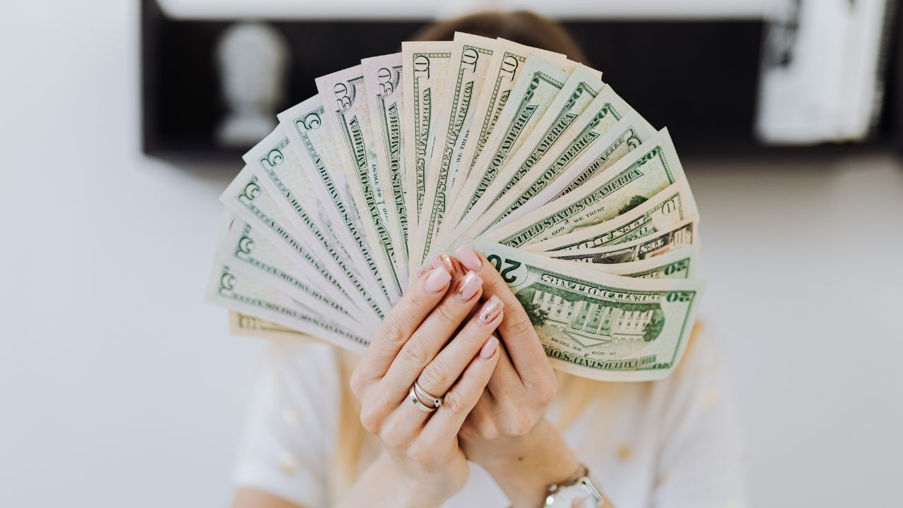 Salário em dólar, flexibilidade e home office: conheça 6 carreiras promissoras para trabalhar de casa em 2025 e faturar até US$ 10 mil por mês.