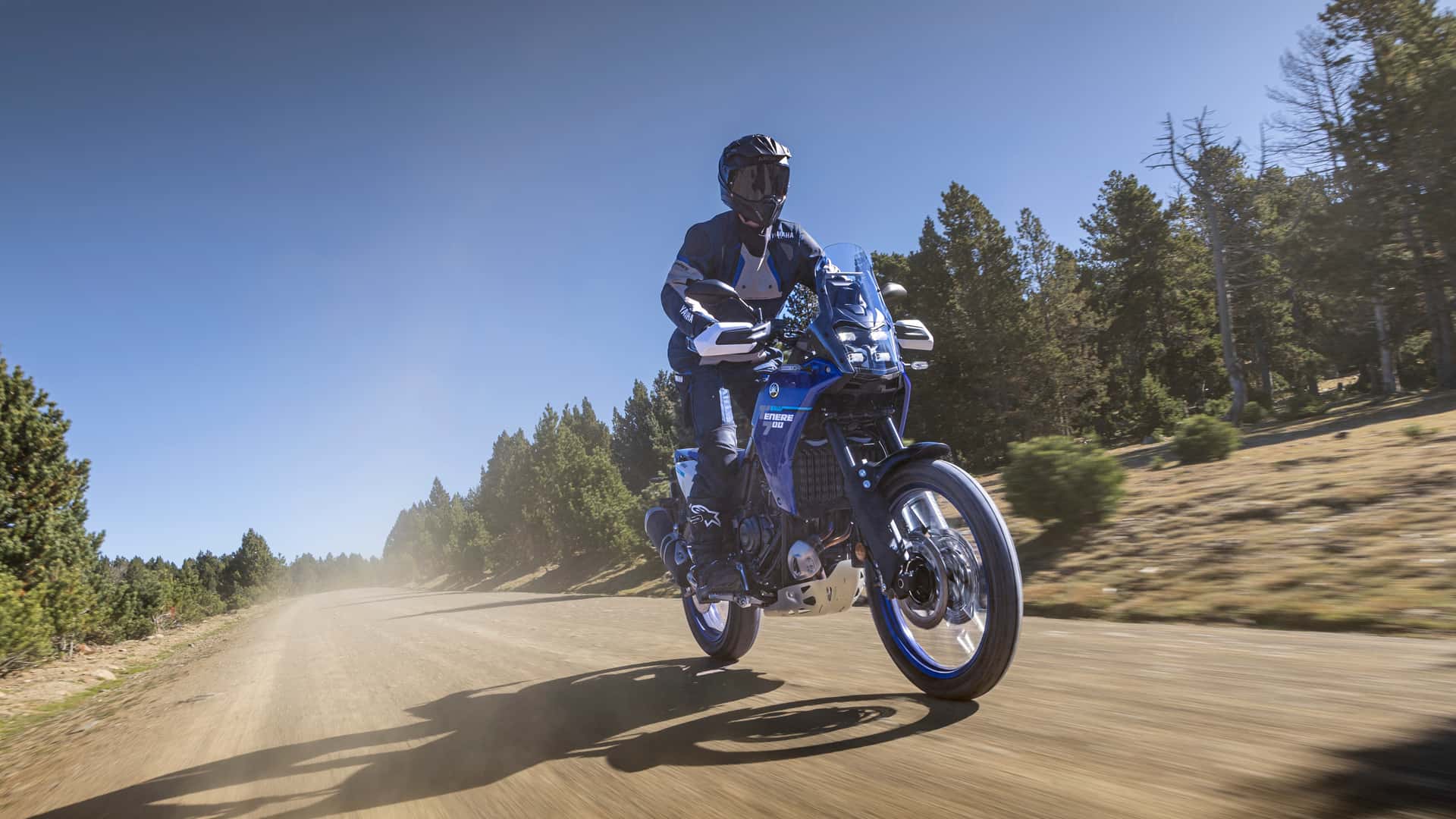 A aguardada Yamaha Ténéré 700 estreia nas lojas em outubro, com reservas iniciadas em março e lote inicial esgotado em apenas 25 minutos. Conheça design, tecnologia e preços.