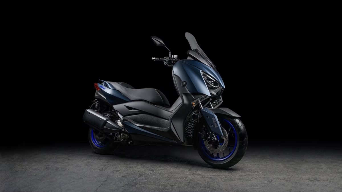 Custando R$ 28 mil, Yamaha XMAX 250 2024 faz até 33 km/L, roda mais de 500 km com um tanque e é mais barata que uma geladeira smart de luxo