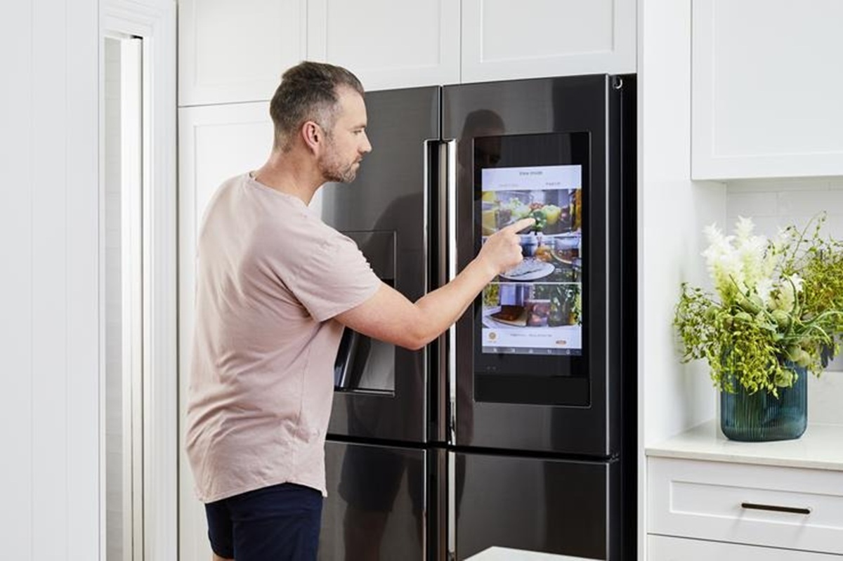 Samsung confirma que geladeiras Family Hub exibirão anúncios nos EUA. Atualização surpreende clientes e reforça estratégia da marca de integrar telas em tudo.