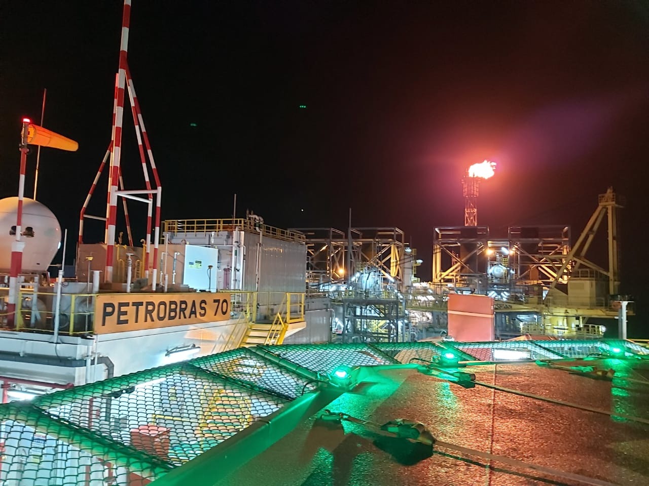 Conheça a P-70 da Petrobras, um gigante de 316 metros que produz 150 mil barris por dia no pré-sal brasileiro.