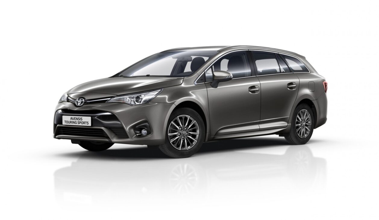 O Toyota Avensis que nunca vingou no Brasil, mas entregava motor 2.0 confiável, consumo de até 12 km/l, autonomia de 720 km e espaço de sedã médio europeu