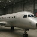 A Embraer tem pedidos para 2026 e 2027, mas atrasos na entrega de fuselagens da Europa devem adiar a meta de 100 jatos anuais