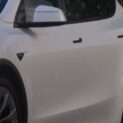 A Tesla é investigada por portas que não abrem por fora, enquanto a NHTSA monitora casos de pessoas presas que não conseguem sair após acidentes