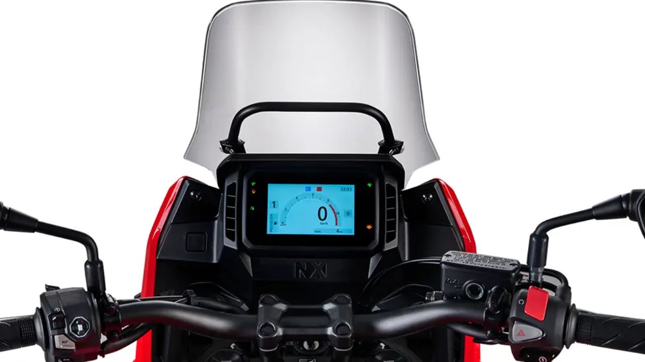 O design da Honda NX500 se destaca pelo visual mais volumoso e encorpado, com novas entradas de ar que reforçam sua identidade aventureira e melhoram a aerodinâmica.