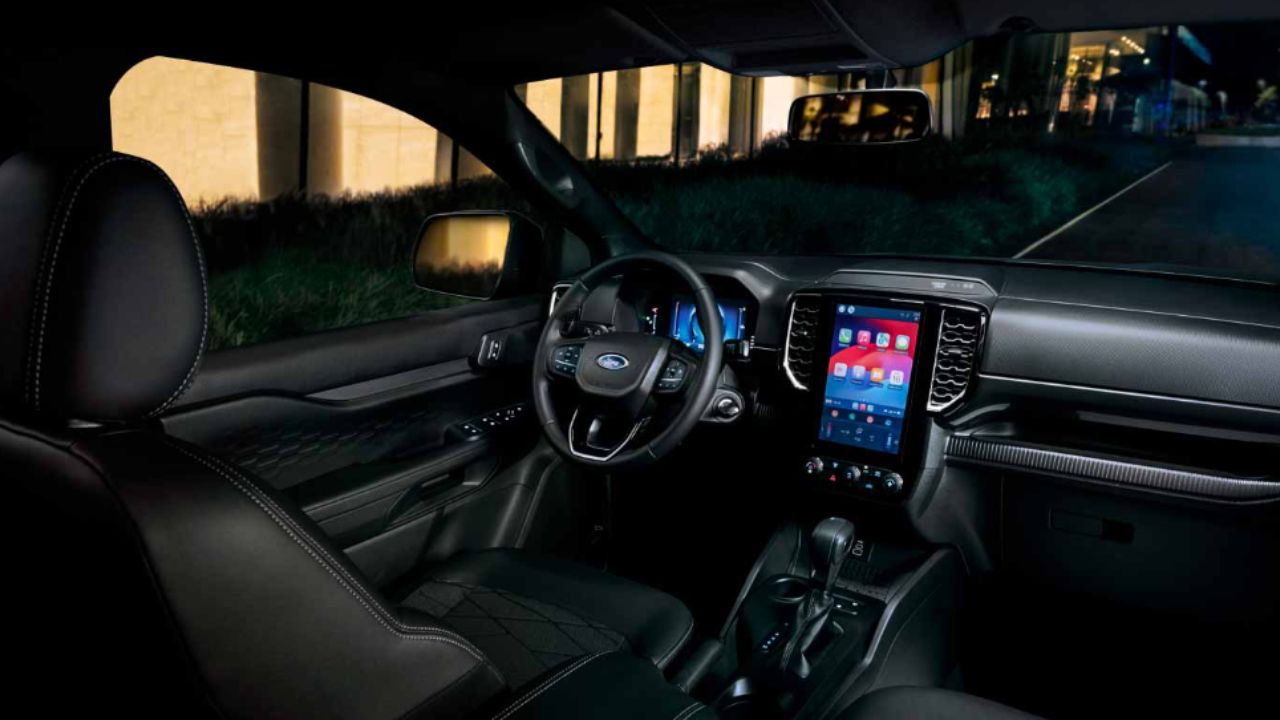 O interior da Ford Ranger Black destaca-se pela tecnologia com telas digitais e conectividade sem fio, surpreendendo pelo espaço e conforto, apesar do acabamento simples e funcional.
