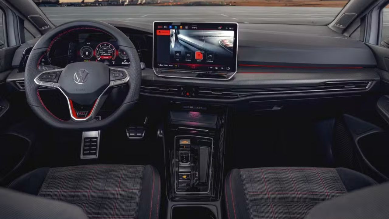 O interior do novo Golf GTi oferece duas opções de acabamento para os bancos: o tradicional tecido xadrez com resfriamento ou uma versão em couro com aquecimento e resfriamento.