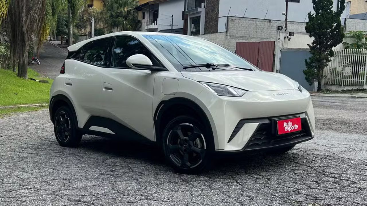 Com 19.516 unidades licenciadas, o BYD Dolphin Mini conquistou o segundo lugar entre os carros chineses mais vendidos no país.