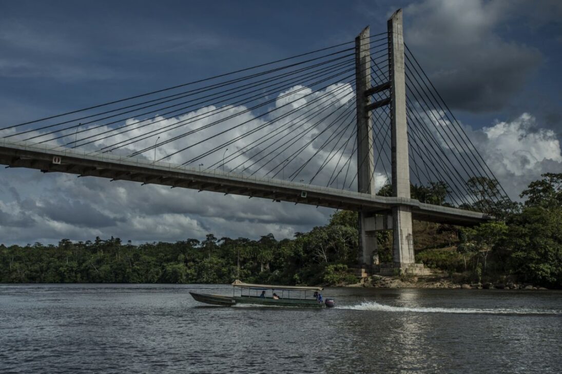 A maior fronteira “da França” é com o Brasil e ela funciona na prática como uma porta da União Europeia cravada na Amazônia, com custos, vistos e regras próprias