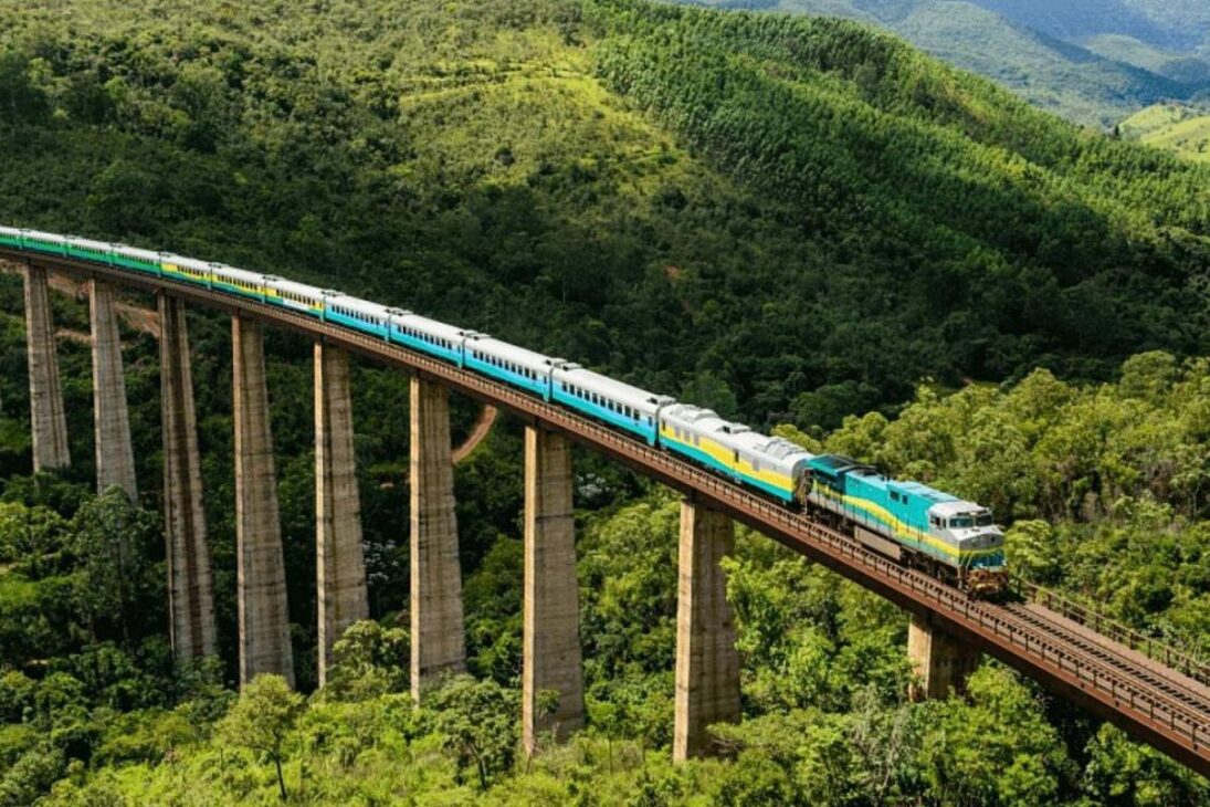 A maior viagem de trem do Brasil liga São Luís a Parauapebas em 16 horas, percorre 892 quilômetros, passa por 27 cidades e leva até 1.500 passageiros por dia