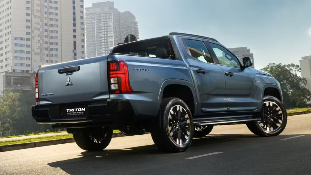 A nova Mitsubishi Triton Tarmac 4x2 mantém o motor 2.4 turbodiesel com 205 cv de potência e 47,9 kgfm de torque para o uso urbano