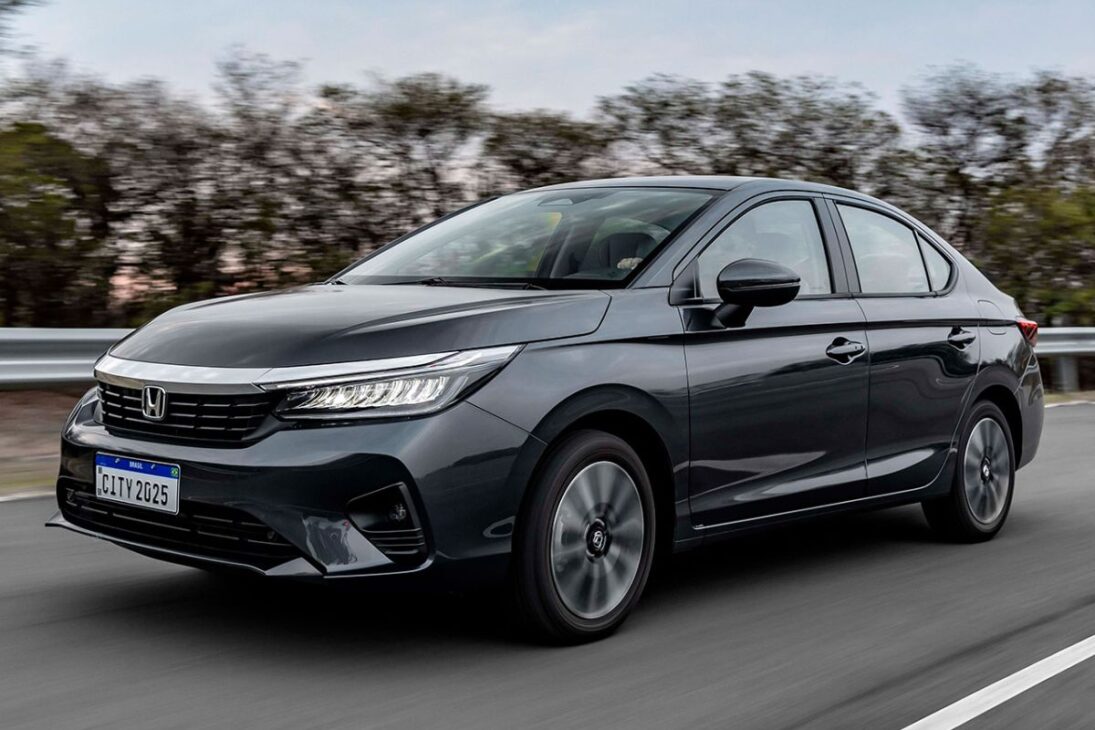 A versão EXL 2025 do Honda City Sedan ganhou freio de estacionamento eletrônico, ar digital e carregador por indução, itens que antes ficavam restritos à topo de linha