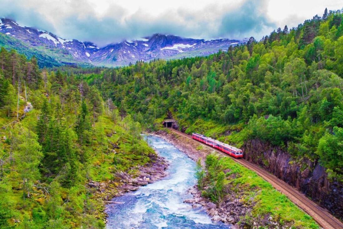 A viagem de trem mais cinematográfica da Europa: 7 horas entre fiordes, 182 túneis e o deserto gelado de Hardangervidda na Noruega