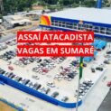 Vista aérea da fachada da loja Assaí Atacadista em Sumaré, com estacionamento amplo e sinalização de entrada e saída