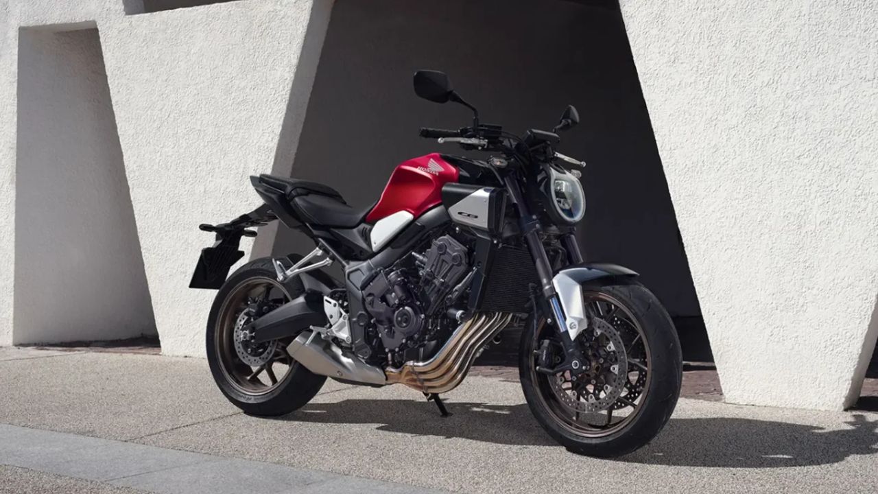 A Honda CB 650R combina o ronco icônico do motor de quatro cilindros com uma entrega de potência suave e progressiva, firmando-se como uma das nakeds mais desejadas para quem sobe da média cilindrada.