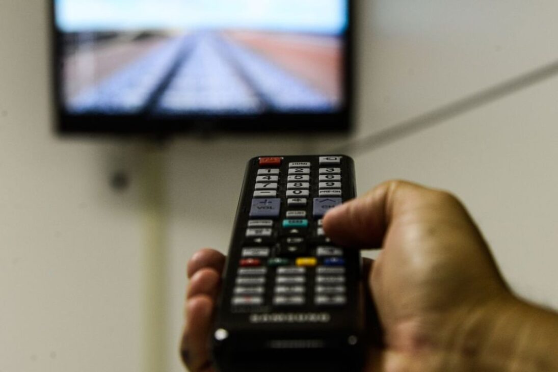A pirataria digital no Brasil ainda movimenta até US$ 9 bilhões por ano, segundo dados da Motion Picture Association.