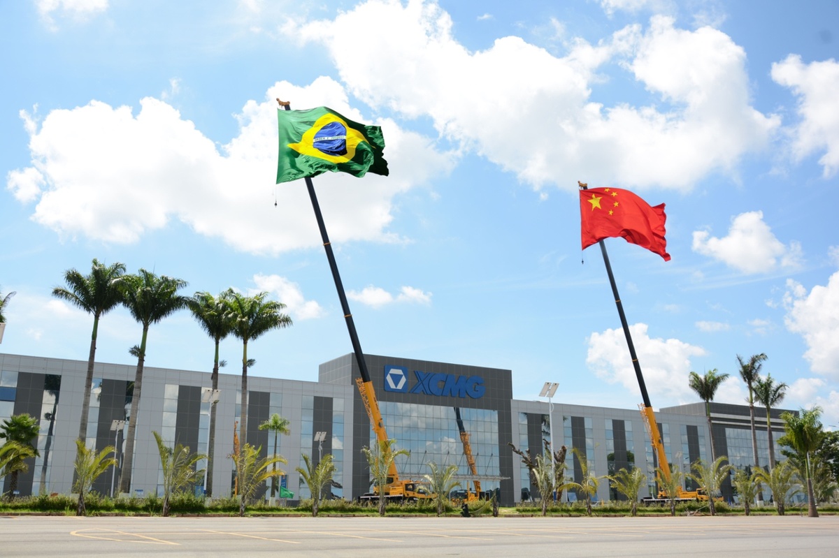 Bandeiras do Brasil e da China hasteadas em frente à sede da XCMG no Brasil