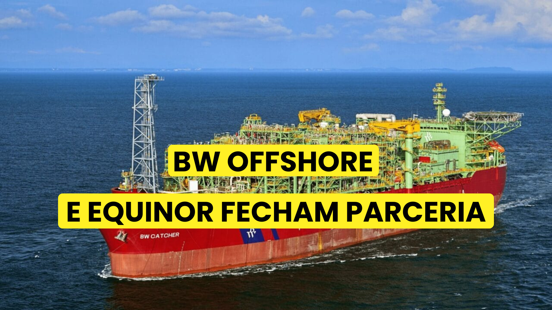 Navio-plataforma FPSO (BW Catcher) em alto-mar, com uma faixa de texto em amarelo sobre a imagem que diz "BW OFFSHORE E EQUINOR FECHAM PARCERIA