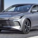 Com até 44,2 km/l, o BYD King GS 2026 supera o Corolla híbrido, traz 235 cv, ampla lista de equipamentos e interior refinado.