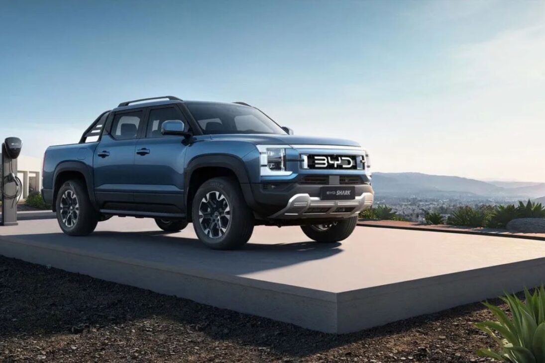 BYD Shark híbrida é maior que a Hilux e promete 435 cv, 70 kgfm, 100 km só no elétrico e 800 km no híbrido, conforto alto, mas menor capacidade de trabalho