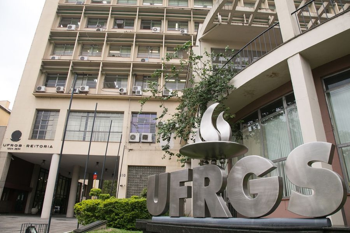 Fachada da reitoria da UFRGS com letreiro em destaque
