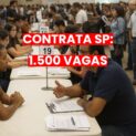 Pessoas participam de um mutirão de emprego em São Paulo, sentadas frente a frente em mesas numeradas, enquanto outras aguardam na fila para entrevistas com recrutadores.