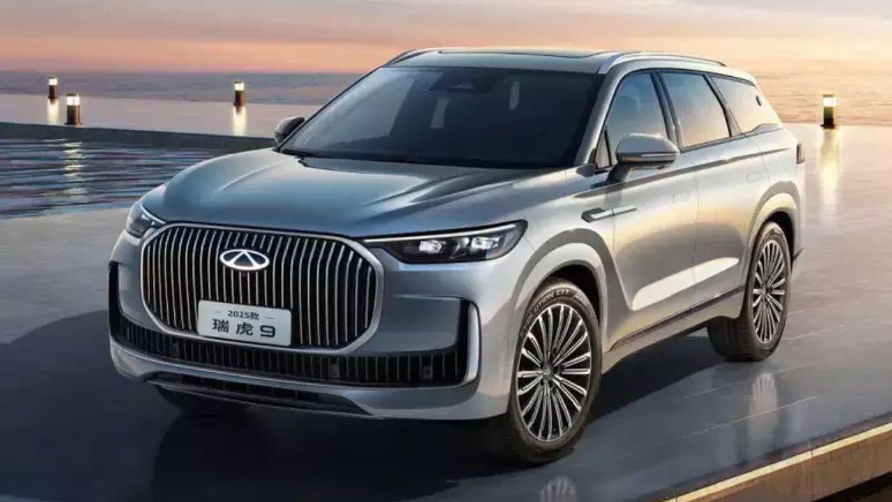 Adotando uma estética universal e sofisticada, o design do Caoa Chery Tiggo 9 se destaca pela grade imponente com efeito diamante e pelas maçanetas retráteis, que reforçam sua proposta premium no mercado.