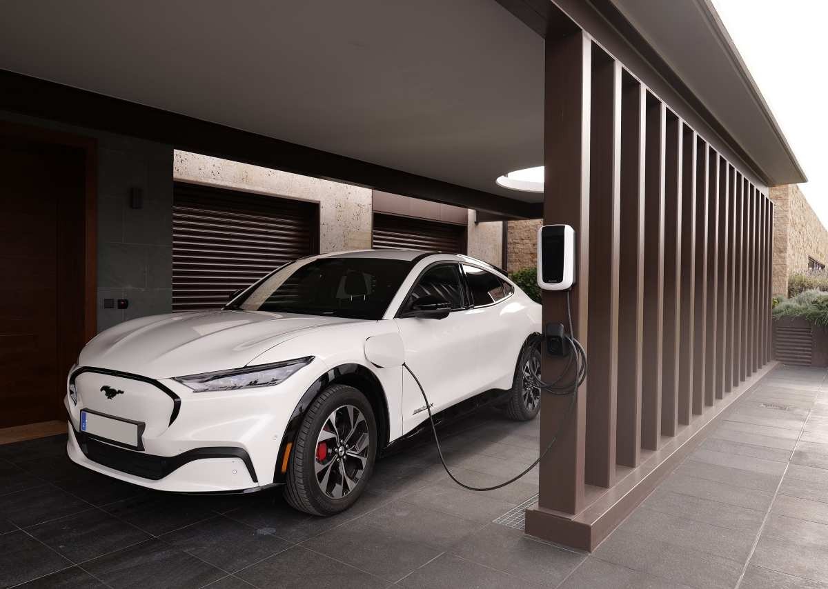 Descubra por que os carregadores domésticos, como o Policharger, são fundamentais para tornar os carros elétricos mais sustentáveis, práticos e econômicos.
