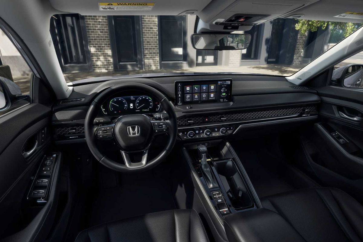 Carros de luxo desvalorizados em 2025 caem até 37% no Brasil. Governança Jurídica aponta SUVs e seminovos premium abaixo de R$ 150 mil como grandes oportunidades de compra.