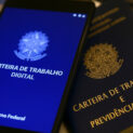 Carteira de Trabalho Digital ao lado da Carteira de Trabalho física representando o mercado de trabalho no Brasil